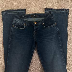 Säljer mina ltb jeans i modellen Roxy. De är lågmidjade, uppsprättade längst ned. De är väldigt sparsamt använda och i nyskick!!