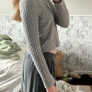 Ljusgrå stickad tröja - Personligen bara använd ca 4 gånger. Köpt på secondhand så har inte koll på hur många gånger den blivit använd. Mycket bra skick. Jätteskönt material