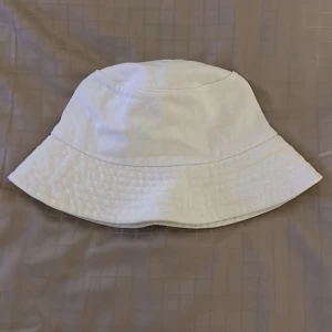 Fiskehatt - Vit fiskehatt från Lindex, köpte för 100kr☺️ nyskick!