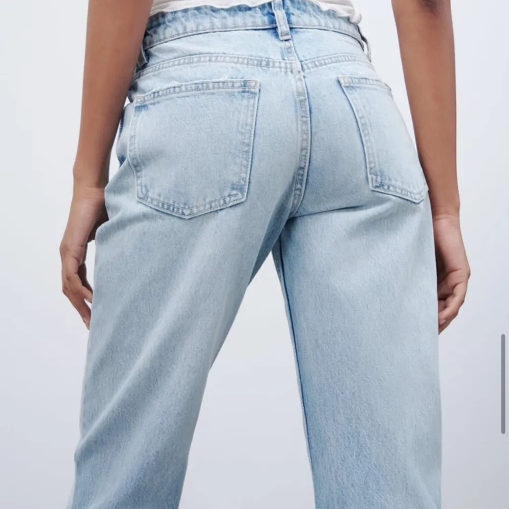 Snygga jeans i ljusblå från zara🎀tryck på köp nu. Jeans & Byxor.
