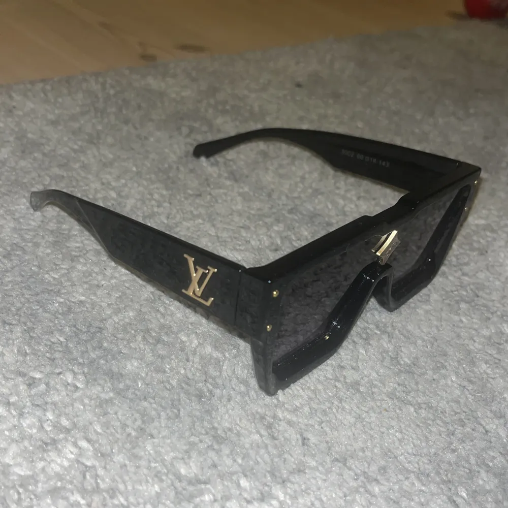 OBS F4K3 Louis Vuitton solglasögon Säljer nu mina sjukt snygga Louis Vuitton solglasögon använda runt 10gånger så nästan helt nya. Det är bara o kontakta om du har någon fråga eller är intresserad . Accessoarer.