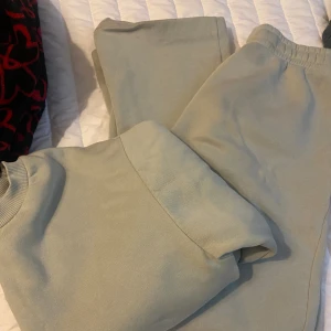 Basiclly basic set- Gina  - Gina tricot set k ljus mintgrön förg, storlek xxs, den är i bra skick det är endast att byxorna är lite uppsydda och den har en färgfläck under ärmen men det är inget som märks jätte tydligt, köpt för 700 sammanlagt 