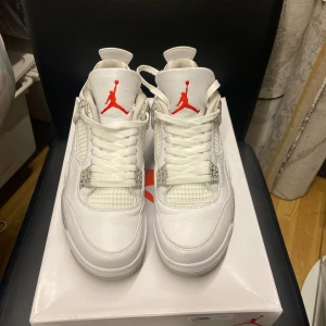 Jorden 4 Retro ”Oreo” - Dessa skor har blivit använda 2 gånger, dem är skadefria och är inte smutsiga. Jag säljer dem för 3500 kr