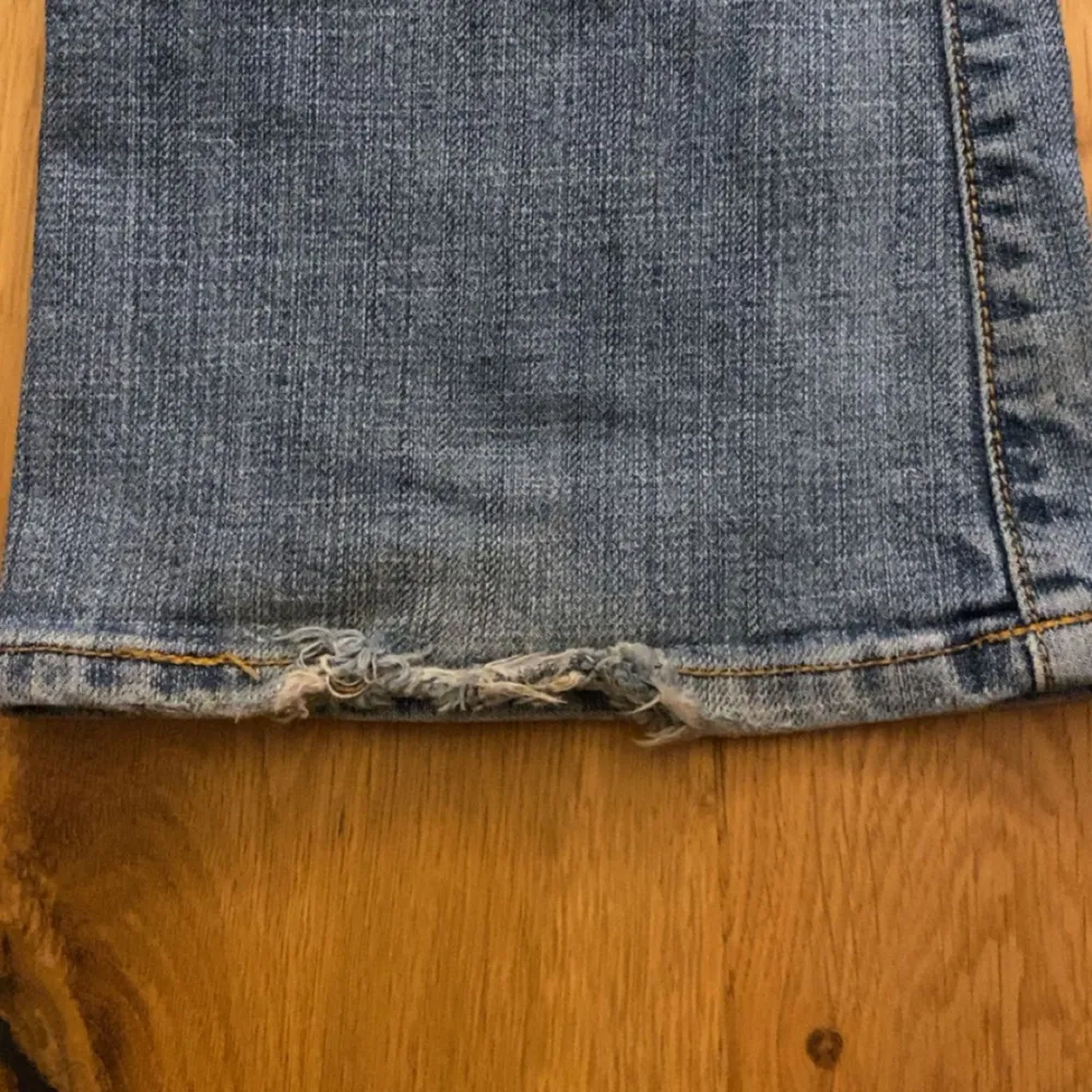 Säljer mina sjukt snygga vintage jeans från märket Fried demin med coola detaljer på benen💓39 cm rakt över midjan och innerbenslängd 77 cm. Passar bra på mig som är 163💓bara lite slitna längst ner samt tappat några pärlor💗. Jeans & Byxor.