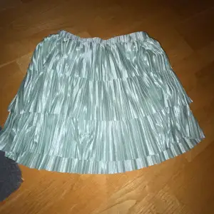 Säljer min turkos/gröna kjol från Shein, säljer pågrund av att den inte kommer till användning längre, köpt för kanske 90kr säljer för 20kr 