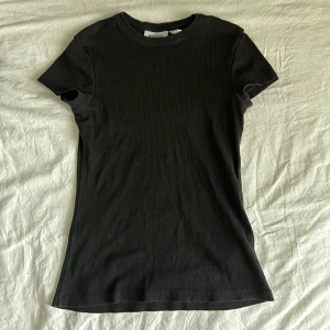 Ribbad t-shirt  - Den är från weekday, använder aldrig 