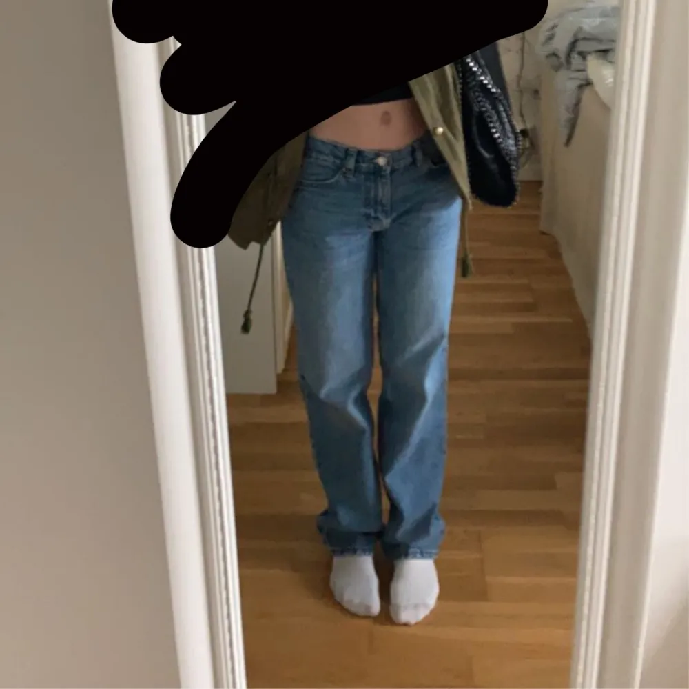 Blå mid/low waist straight jeans, bra skick💞. Jeans & Byxor.