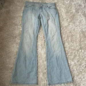 Ljusblåa lågmidjade jeans med slitningar - Säljer dessa ljusblåa lågmidjade bootcut jeans med lite slitningar från American eagle. Midjemått: 79cm Innebenslängd: 80cm. Har ingen bild på då de inte passar. Har du någon fråga är det bara att höra av dig🫶🏻