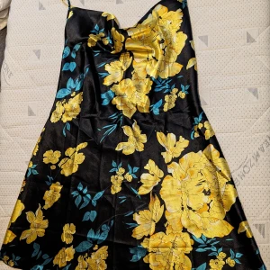 Nattlinne/ klänning  - Nattlinne i satin. Kan säkert användas som klänning om man vill. Öppen rygg. Sparsamt använd.