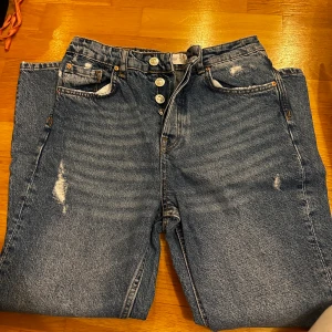 Jeans - Jeans från Strandivarius, använda en gång så i jättefint skick. Jag är 162 och dem är ankellånga på mig, modellen är relativt tight.