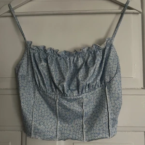 Blått linne  - Gulligt blått linne från shein med vita blommor på. 