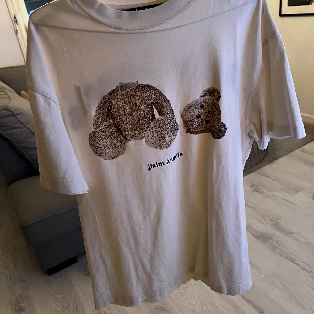 Säljer en äkta palm angels tshirt. Den har en liten liten fläck vid kragen som säkert går bort i tvätten där med priset. Köpt på https://www.mrbreckz.com. Kvitto finns. T-shirts.