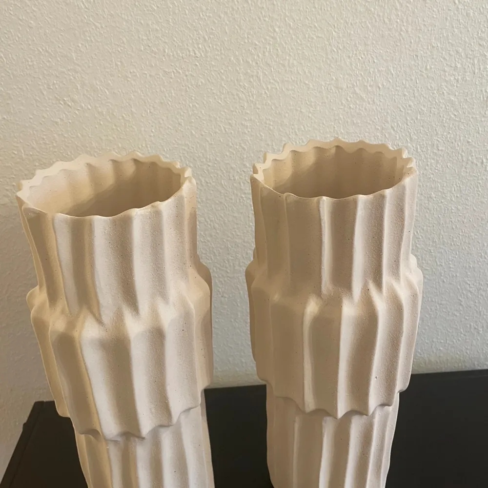 Säljer två vaser från Jotex, helt oanvända.  Höjd: 37cm  Nypris: 300kr/st  Säljer för: 200kr/st eller båda för 300kr  . Övrigt.