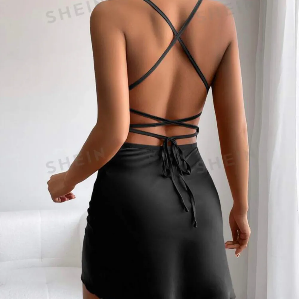 Säljer denna fina svarta klänningen med knytning i ryggen. Aldrig använd så i nyskick! Den är för kort för mig (har ganska lång överkropp) så har inga bilder på🤍 storlek S men passar xs också för man kan justera knytningen🤍 går ner i pris vid snabb. Klänningar.