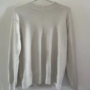 Jag säljer denna fina stickade tröja från H&M eftersom den inte kommer till användning. Den är oanvänd och är i storlek S men passar även storlek M. På bilden ser den ut att vara ljusgrå men den är mer beige i verkligheten. Kunden står för frakt.💕💕