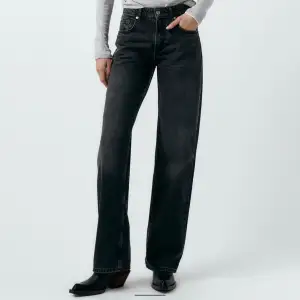 Säljer dessa fina wide jeans från zara💖 Storlek 32. I fint skick!