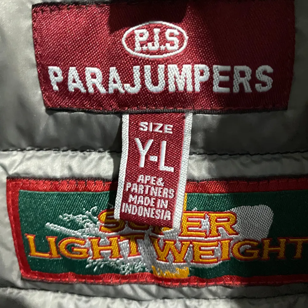 Parajumper väst som är i ny skick är använd sparsamt och tags finns kvar🤌 pris 1200kr  . Jackor.