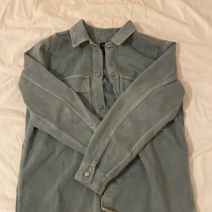 Grön jeans overshirt från Zara - Storlek L jeans overshirt från Zara, perfekt för sena sommarkvällar