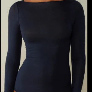 Intimissimi tröja -  Jättefin och trendig intimissimi tröja i mörkblå. Den är som ny, Knappast använd. Nypriset för den är 450 säljer för 280 Den är i storlek S men passar M då den är jätte stretchig. ❗️