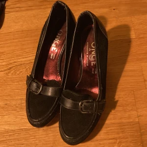 italienska skor - nice klackar med spänne, made in italy, röda på insidan