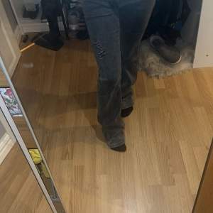 Säljer ett par lågmidjade gråa jeans storlek xs för 110kr🩷