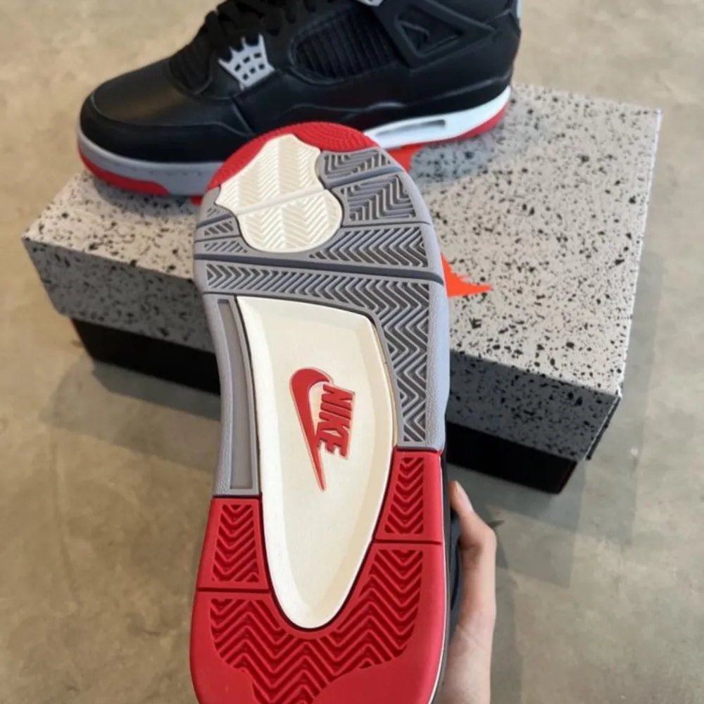 Säljer två par Air Jordan 4 Retro Bred Reimagined, nya med prislappen kvar ett par är i storlek 44 och de andra i 44,5 köpta på Nike SNKRS, kvitto finns. Skor.