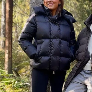 MONEL NY!!! Nypris 5 999 - Inga defekter, lappar kvar, helt sprillans ny jacka och den snyggaste vår, höst och vinterjackan!! Passar S & M  Nypris 5 999.