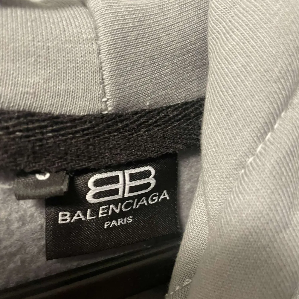 En skitsnygg grå balanciaga tröja nypris 2000 men säljes för 1400. Hoodies.