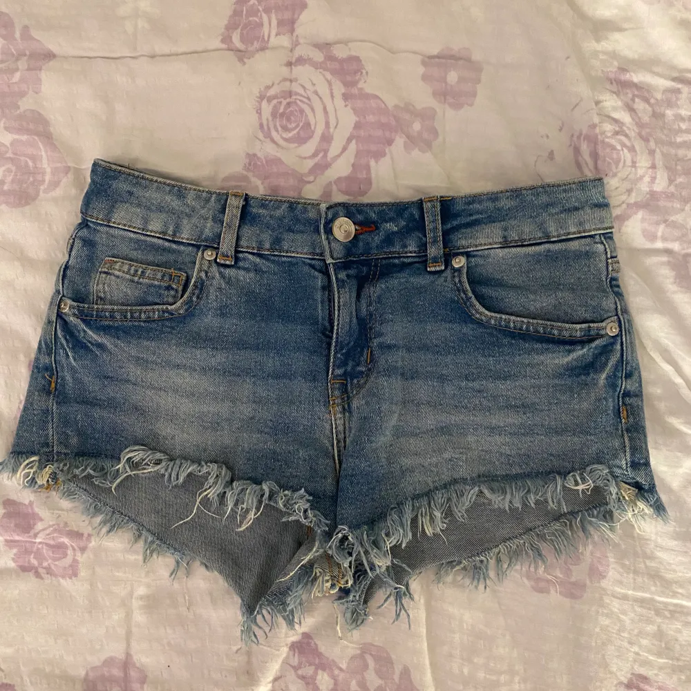 Low waist jeansshorts från Hm jättebra skick! Andra bilden är lånad från hon jag köpte dom av💗. Shorts.