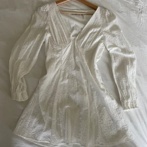 Vit Sommarklänning  - Sommrig och söt klänning, passar perfekt till studenten!🌷🌼🤍 Använd endast en gång. Märket är NAKD och klänningen är i storlek 38. (Nypris: 549kr) 