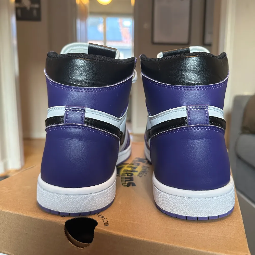 Jordan 1 Retro high court purple white   Välskötta skor i storlek säljes pga köpte för liten storlek. Orginallåda finns ej kvar pga julpysslande småsyskon  Eur 45 US 11 UK 10 . Skor.