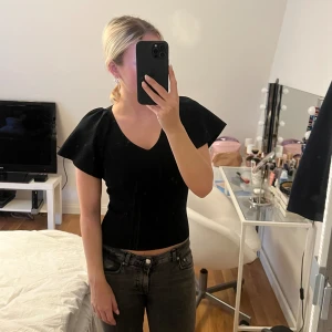 Topp med volang ärmar - Svart topp från vero moda i storlek XS. Endast använd en gång. Köptes för 349kr säljer för 140kr.