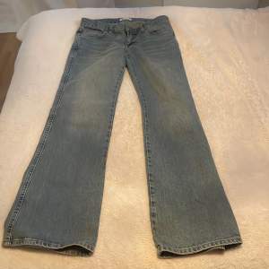 Sjukt snygga y2k jeans från gina, knappt använda då de tyvärr är lite långa för mig som är 162. Inga defekter!💘