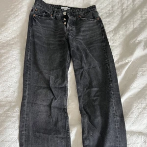 Jeans zara  - Säljer mina jeans ifrån zara då det blivit försmå. Hör av dig om du har någon fråga.