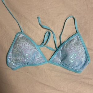Bikini  - Blå bikini med lite paljetter som är helt oanvänd. Går både att knyta runt nacken men även vid ryggen.