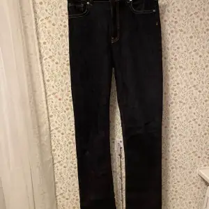 Trendiga bootcut jeans ifrån Gina Tricot grym strech och aldrig använda 