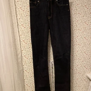 Bootcut jeans dark  denim  - Trendiga bootcut jeans ifrån Gina Tricot grym strech och aldrig använda 