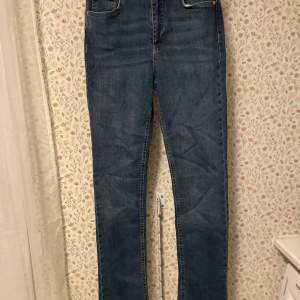 Trendiga botcut jeans ifrån Gina Tricot i snygg blå tvätt aldrig använda. Mkt stretch så sitter perfekt 