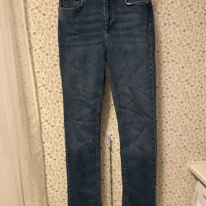 Bootcut flare jeans Gina tricot - Trendiga botcut jeans ifrån Gina Tricot i snygg blå tvätt aldrig använda. Mkt stretch så sitter perfekt 