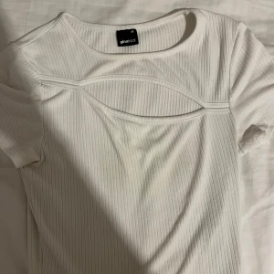Vit sommar t-shirt - Säljer denna unika t-shirt som funkar perfekt till våren och sommaren. Storlek XS💖