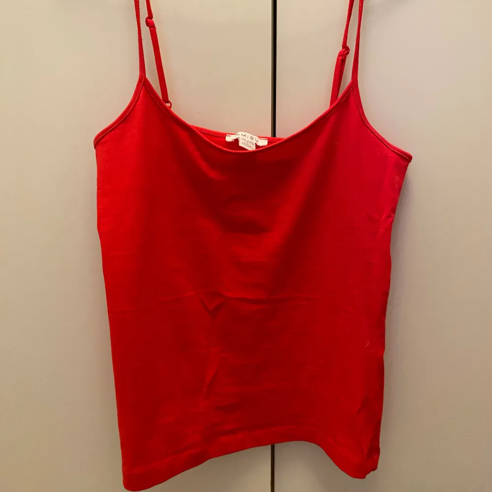 Ett rött linne i storlek L men skulle säga den passar mer som M, kan mötas upp i Uppsala eller skicka på post men köparen står för frakt. Toppar.