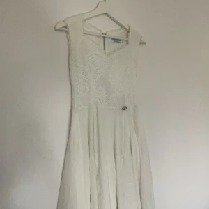 Studentklänning  - Säljer min studentklänning som är använd 1 gång. Storlek M.