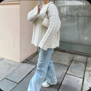 Stickad tröja - Kabelstickad tröja från H&M. Nypris 500kr. Bara använd ca 5 gånger så den är som ny! Kvaliteten är dessutom 👌🏼