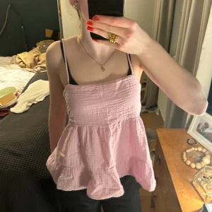 Fin topp - Fin sommar topp ifrån gina tricot, säljer pga att den inte kommer till användning❤️ knyts i ryggen