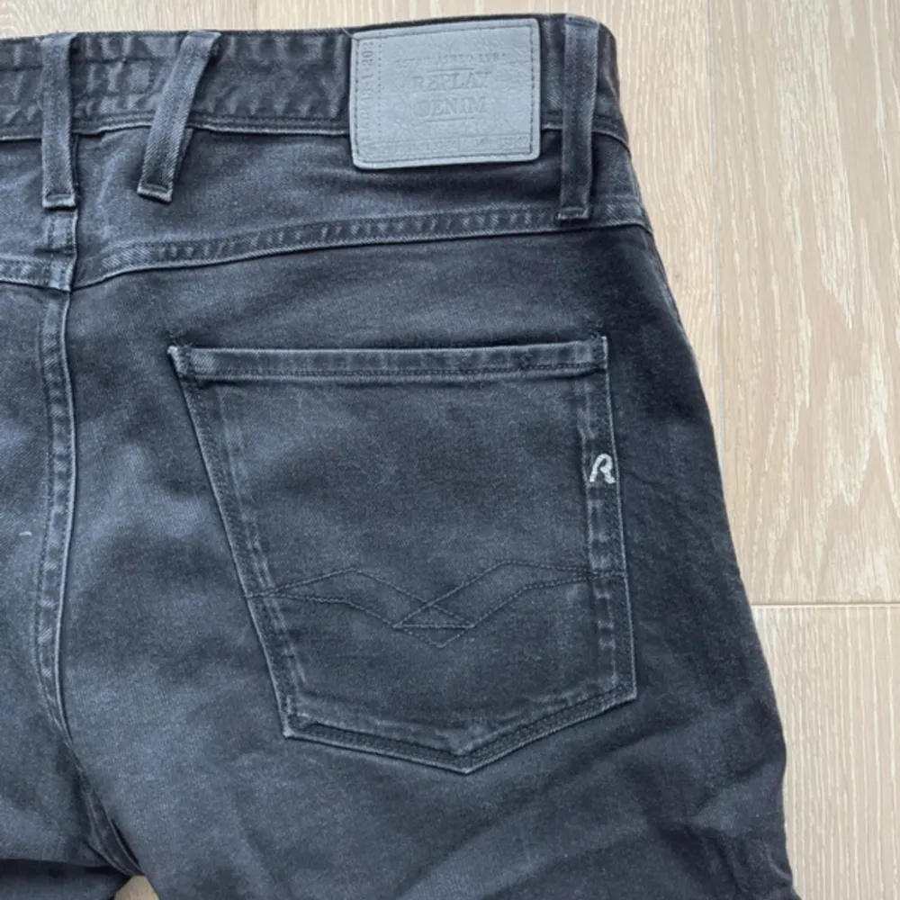 Replay jeans i slim. I mycket bra skick i W32 och L32 skriv om du är intresserad priset är inte hugget i sten. Jeans & Byxor.