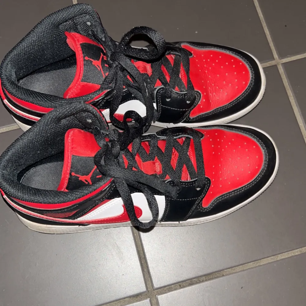 Jordan skor i nytt skicka. Storlek 39 och fåtalt gånger använda. Köptes förra året men har inte kommit till användning.❤️. Skor.