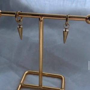 Örhängen  - Så snygga örhängen med hjärtan. Köp för 119kr/st eller 199kr/par. Modell 076