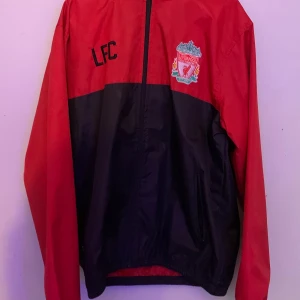 Liverpool windbreaker - Storlek L och är använda en gång pga att storleken var för liten
