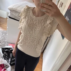 Stickat linne - Stickat linne från Lindex i storlek M men passar mig som brukar ha s-xs❤️Säljer för 100kr. 🌸Bilderna på annonsen är lånade. ☀️Jag säljer då jag inte använder toppen så mycket 🫶🫶