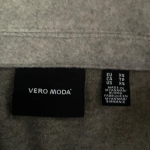 Vår kappa 🫶🏻 - Jag säljer denna kappa ifrån vero moda. Den är i väldigt fint skick och endast använd fåtal gånger! Nypris är 500 kr och säljes för 250 kr + frakt 💘 vid intresse kan jag skicka flera bilder!